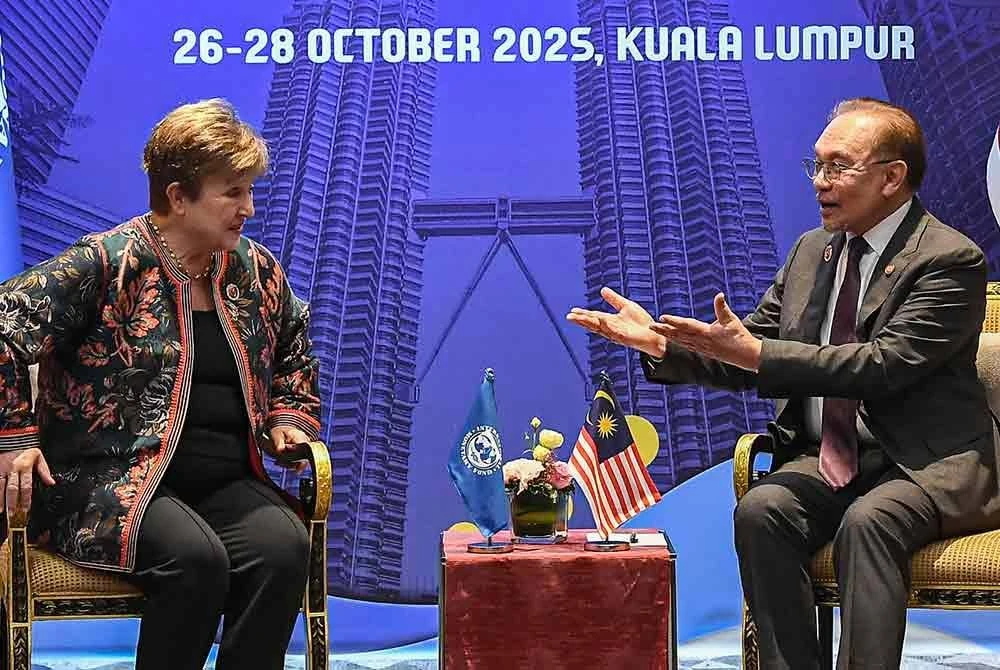 Anwar (kanan) mengadakan mesyuarat dua hala dengan Georgieva di Kuala Lumpur hari ini. Foto Bernama