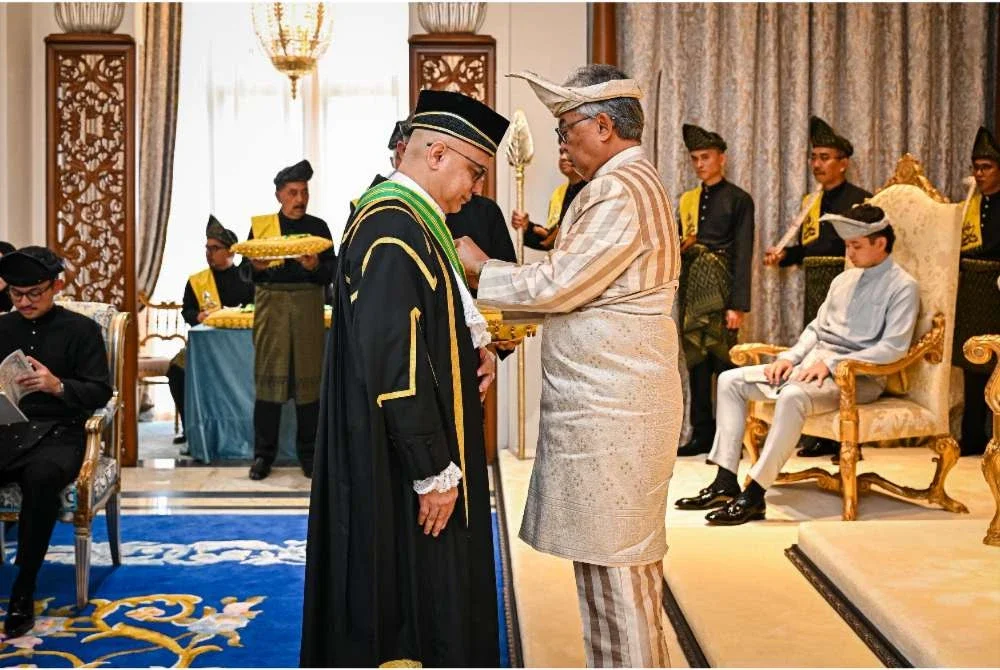 Al-Sultan Abdullah berkenan mengurniakan Darjah Kebesaran SSAP kepada Hakim Utama Mahkamah Tinggi Kuantan, Datuk Seri Mohd Radzi Harian sempena ulang tahun Hari Keputeraan Yang ke-66 di Istana Abdulaziz pada Selasa. Foto Istana Pahang