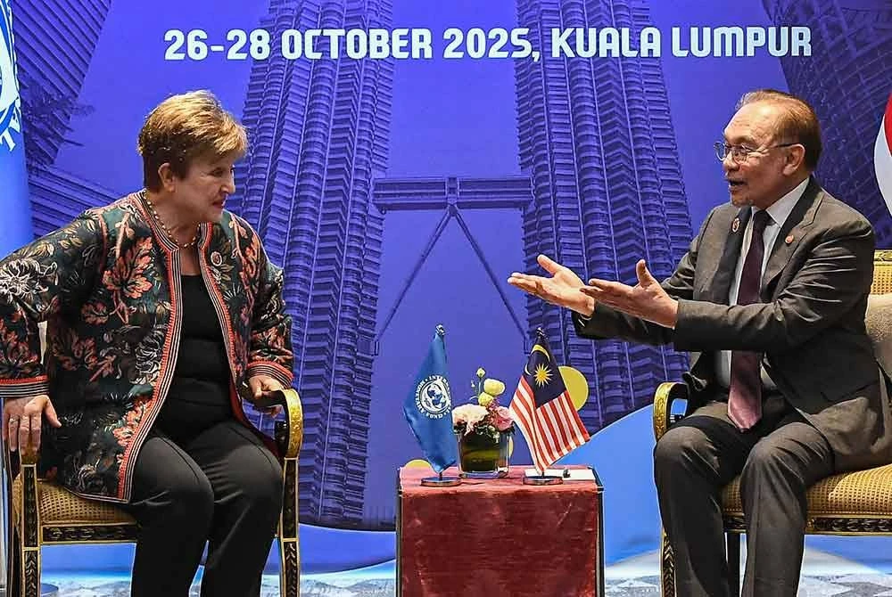 Anwar ketika mengadakan pertemuan dengan Pengarah Urusan IMF, Kristalina Georgieva, pada Selasa. Foto Bernama
