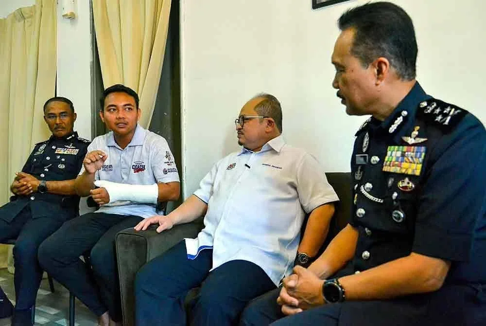 Pengarah Jabatan Siasatan dan Penguatkuasaan Trafik (JSPT) Bukit Aman, Datuk Seri Mohd Yusri Hassan (kanan) mengadakan lawatan kebajikan anggota beliau, Lans Koperal Muhammad Danial Mohd Nadzri (kiri) yang cedera dalam kemalangan ketika mengiringi delegasi antarabangsa sempena Sidang Kemuncak ASEAN ke-47 baru-baru ini. Turut hadir Setiausaha Politik Kanan Perdana Menteri, Datuk Seri Shamsul Iskandar Mohd Akin (tengah). Foto Bernama