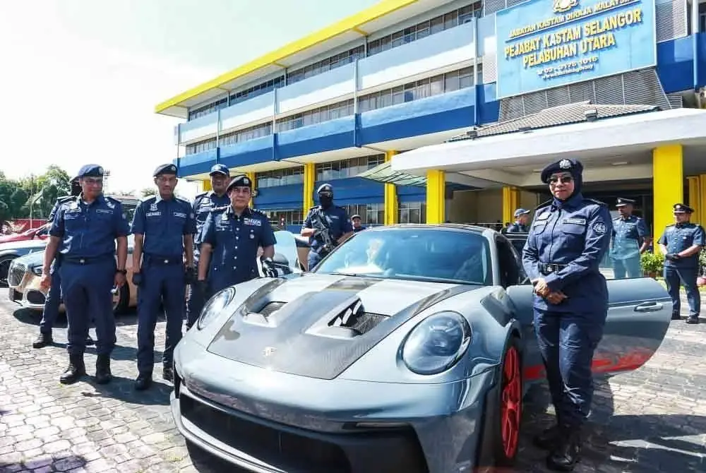 Antara kenderaan mewah yang dirampas JKDM.