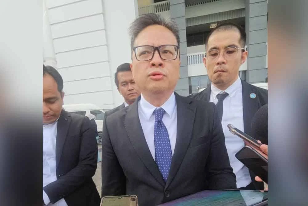 Pasukan peguam ketika ditemui pemberita di pekarangan Kompleks Mahkamah Kota Kinabalu.