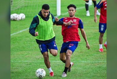 Pemain Kuching City menjalani latihan sebagai persiapan menentang Terengganu dalam perlawanan suku akhir kedua Piala FA di Stadium Negeri. Foto: Kuching City FC