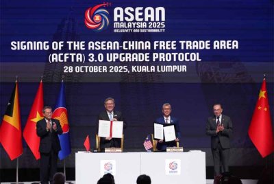 Tengku Zafrul dan Wang Wentao selepas menandatangani Perjanjian Perdagangan Bebas ASEAN-China (ACFTA) 3.0 yang disaksikan Li Qiang dan Anwar bersempena Sidang Kemuncak ASEAN Ke-47 dan Sidang-Sidang Kemuncak Berkaitan di Pusat Konvensyen Kuala Lumpur pada Selasa. - Foto: SINAR HARIAN/ ROSLI TALIB