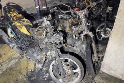 Antara motosikal yang hangus terbakar dalam kejadian di tapak parkir sebuah flat di Lorong Bukit Panchor 4 pada pagi Selasa.