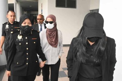 Kedua-dua tertuduh dibawa keluar dari Mahkamah Sesyen pada Selasa.