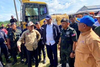 Mohd Yusoff (dua dari kanan) dan Nik Raisnan (tiga dari kanan) turun padang meninjau kerja-kerja perobohan di pangkalan haram Gergaji di Rantau Panjang - Foto:SINAR HARIAN /HAZELEN LIANA KAMARUDIN