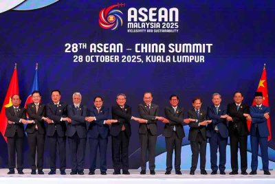 Anwar (enam dari kanan) dan Li Qiang (enam dari kiri) bergambar bersama pemimpin ASEAN pada Sidang Kemuncak ASEAN-China di Kuala Lumpur hari ini. Foto: Bernama