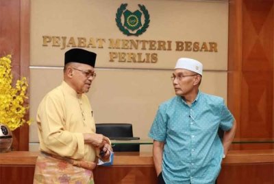 Mohd Shukri (kanan) yakin Shahidan (kiri) mampu memastikan PN terus mentadbir Perlis pada PRU16 selepas Shahidan dilantik sebagai Pengerusi PN Perlis berkuat kuasa pada Selasa.