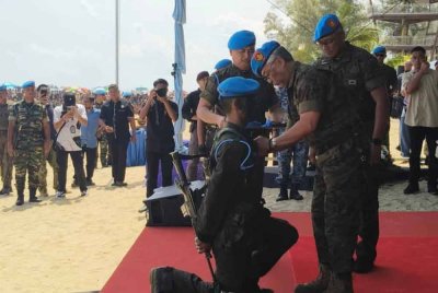 Al-Sultan Abdullah berkenan mencemar duli mengurniakan Beret Biru PASKAU kepada Mohammad Riduan yang telah tamat menjalani latihan kepakaran PASKAU baru-baru ini.