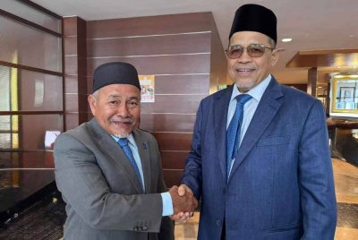 Shahidan (kanan) ketika menerima kunjungan Tuan Ibrahim di Arau pada Selasa. - Foto: Facebook Shahidan)