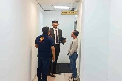 Partiben (tengah) bersama dua tertuduh hadir ke Mahkamah Majistret Shah Alam pada Selasa.