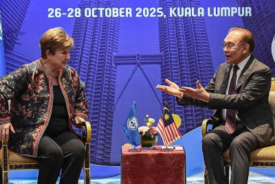 Anwar (kanan) mengadakan mesyuarat dua hala dengan Georgieva di Kuala Lumpur hari ini. Foto Bernama