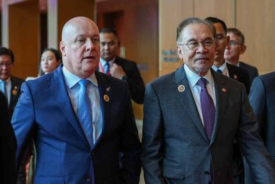 Anwar bersama Perdana Menteri New Zealand, Christopher Luxon. Foto Bernama