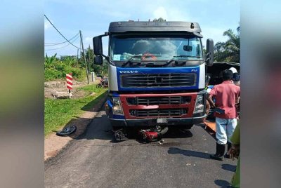Seorang warga emas meninggal dunia selepas dilanggar dan terperosok bawah treler dalam kejadian di Kilometer 136.5 Jalan Johor Bahru-Seremban di Segamat pada Selasa. Foto BBP Labis