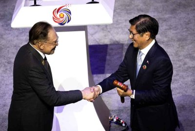 Perdana Menteri, Datuk Seri Anwar Ibrahim menyerahkan tukul kepada Presiden Ferdinand R Marcos Jr, yang menjadi simbolik pemindahan kuasa secara rasmi sekali gus membuka lembaran baharu bagi kepimpinan Filipina dalam ASEAN pada 2026. Foto Bernama