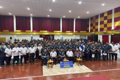 Majlis pelancaran kempen disempurnakan Pengarah JBPM Negeri Selangor, Wan Md Razali Wan Ismail bersama Ketua Pegawai Eksekutif LZS, Mohd Khaidzir Shahari di Dewan Bakawali.