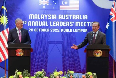 Anwar pada sidang media bersama rakan sejawatnya dari Australia, Anthony Albanese, selepas Mesyuarat Tahunan Pemimpin Malaysia-Australia Ketiga, di sini pada Selasa. Foto Bernama