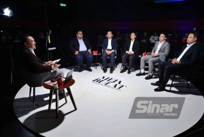 Program Meja Bulat:Adakah Pendidikan Kita Dalam Krisis? bersama Anuar (kiri) selaku moderator dan panelis bermula dua dari kiri; Mohd Afiq, Mohd Imran, Chi Yang, Mohammad Syamil dan Danial Al-Rashid di Studio Sinar Harian.