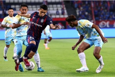 Pemain JDT, Arif Aiman Mohd Hanapi (tengah) diasak pemain Penang FC, Mohamad Amirul Hisyam Awang Kechik (kiri) dan Muhammad Adib Ra’op (kanan), pada aksi timbal balik suku akhir kedua Piala FA di Stadium Sultan Ibrahim, pada Selasa. Foto Bernama