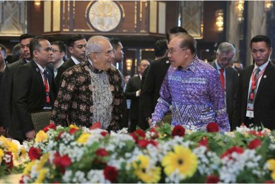 Anwar (kanan) menghadiri majlis makan malam mengumpul dana yang dihoskan oleh Presiden Timor-Leste Jose Ramos-Horta untuk meraikan kemasukan rasmi negara ke ASEAN di sebuah hotel, pada Selasa. Foto Bernama