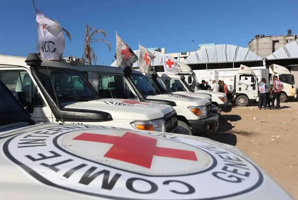Kenderaan Bulan Sabit Merah membawa mayat rakyat Palestin dari tahanan Israel ke Hospital Nasser, Khan Yunis, Gaza selatan. Foto AFP