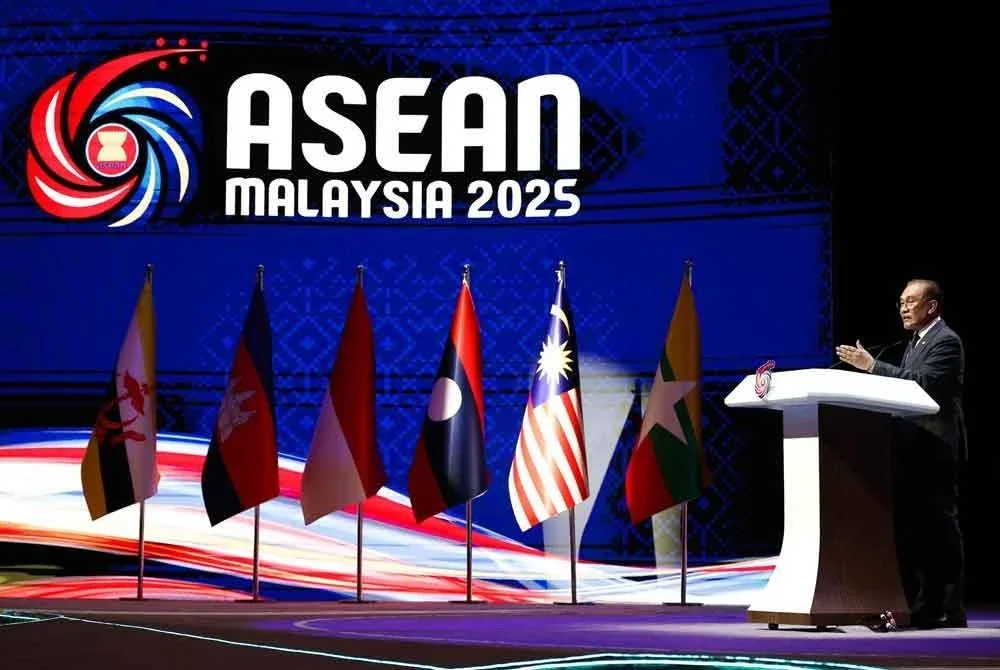 Perdana Menteri, Datuk Seri Anwar Ibrahim menyampaikan ucapannya sebelum menyerahkan palu sebagai Pengerusi ASEAN kepada Presiden Filipina, Ferdinand R Marcos Jr semasa Majlis Penutupan Sidang Kemuncak ASEAN ke-47 dan Sidang Kemuncak Berkaitan di Pusat Konvensyen Kuala Lumpur pada Selasa. Foto Bernama