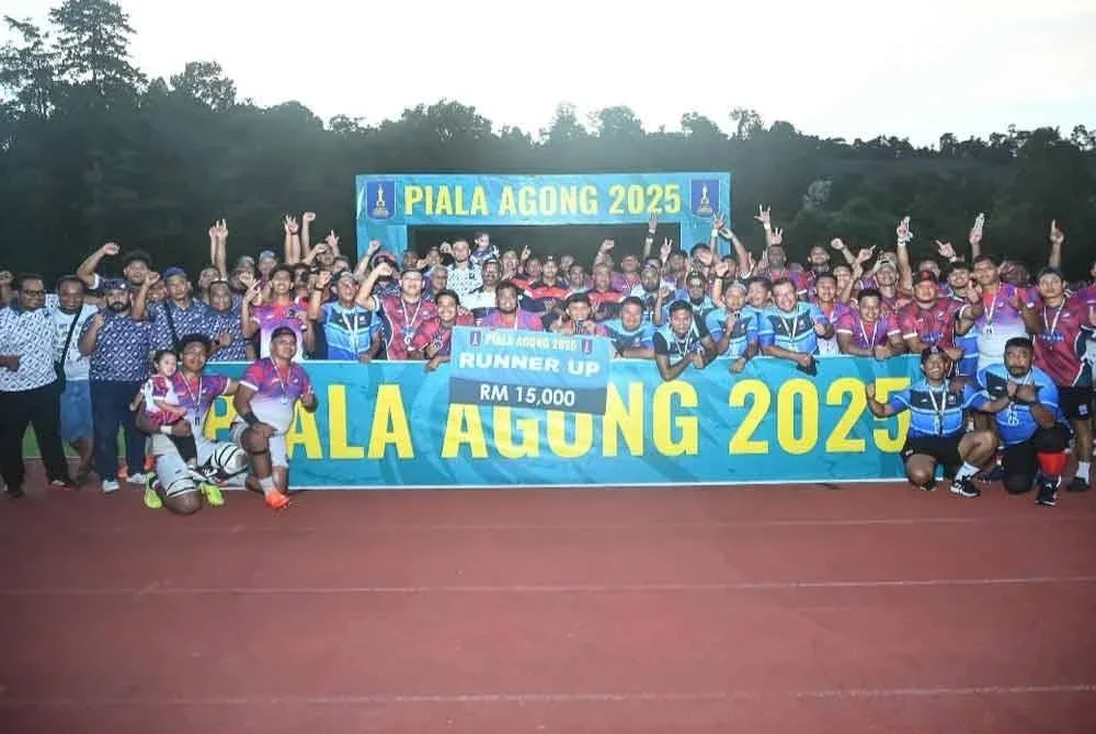 Barisan pemain, jurulatih dan pengurusan skuad ragbi Johor meraikan kejayaan muncul naib juara Piala Agong 2025. Foto Kesatuan Ragbi Malaysia