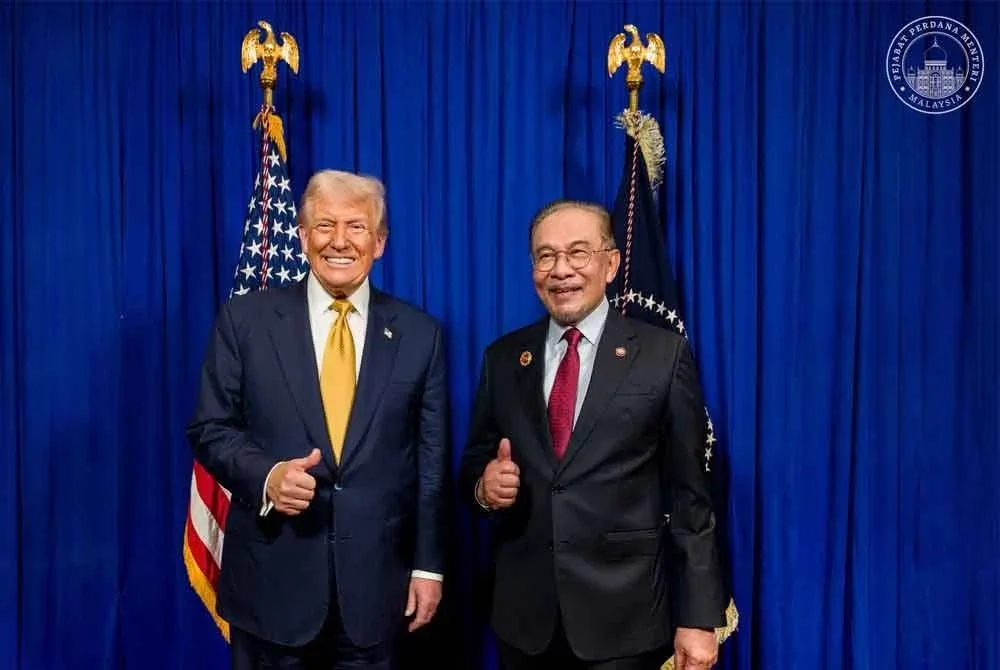Perdana Menteri, Datuk Seri Anwar Ibrahim berkesempatan mengadakan pertemuan singkat dengan Presiden Amerika Syarikat, Donald Trump di Kuala Lumpur. Foto Pejabat Perdana Menteri