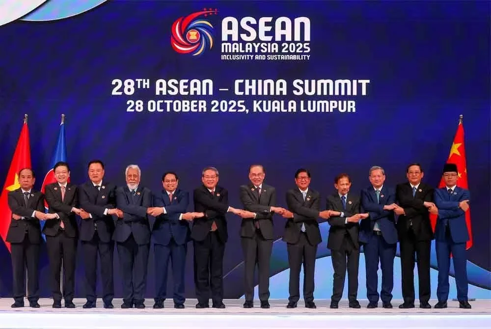 Perdana Menteri, Datuk Seri Anwar Ibrahim dan Perdana Menteri China, Li Qiang menyertai pemimpin ASEAN untuk bergambar berkumpulan semasa Sidang Kemuncak ASEAN-China ke-28, yang diadakan sempena Sidang Kemuncak ASEAN ke-47 dan Sidang Kemuncak Berkaitan di Pusat Konvensyen Kuala Lumpur. Foto Bernama