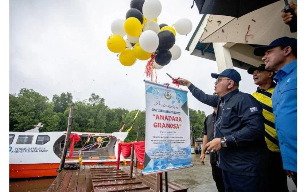 Mohd Zolkafly (tengah) menyemp urnakan Perasmian Bot Agropelancongan Anadara Granosa di Jeti Lembaga Kemajuan Ikan Malaysia (LKIM) Sungai Kerang di sini baru-baru ini.