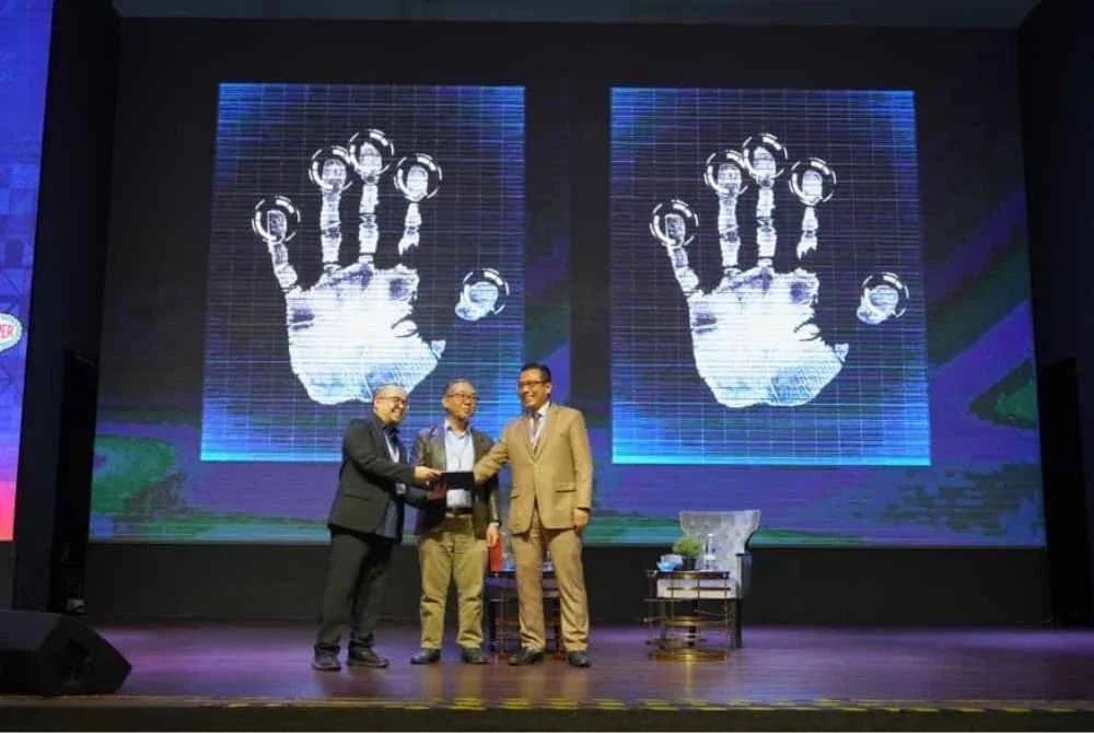 Amir Hamzah (kanan) dan Muhamad Elyas (kiri) ketika Persidangan Kebangsaan Eksekutif Halal 2025 (PEH25).