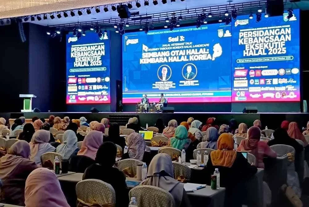 KIRA-KIRA 300 pemain industri halal dari seluruh negara berhimpun selama dua hari bermula Selasa bagi membincangkan isu-isu kritikal berkaitan pensijilan halal, inovasi teknologi, piawaian, tadbir urus dan hala tuju pengukuhan ekosistem halal negara.