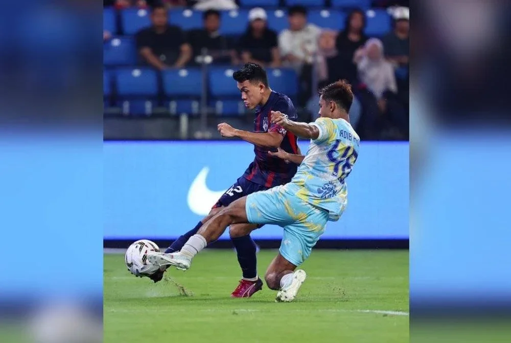 Arif Aiman diasak oleh pemain Penang FC ketika aksi suku akhir kedua Piala FA di Stadium Sultan Ibrahim di Iskandar Puteri pada Selasa. Foto: Johor Southern Tigers