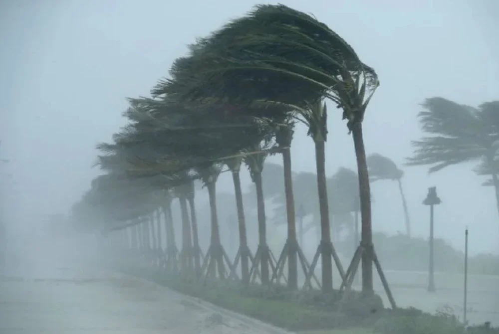 Ribut petir disertai hujan lebat dan angin kencang dijangka berlarutan hingga 12 tengah hari pada Rabu. - Gambar hiasan