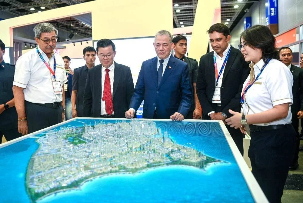 Ketua Pegawai Eksekutif Silicon Island, Datuk Szeto Wai Loong (kiri) bersama Kon Yeow (dua dari kiri) dan Timbalan Perdana Menteri II, Datuk Seri Fadillah Yusof (tengah) meninjau model skala Silicon Island semasa majlis pelancaran di Pusat Konvensyen Kuala Lumpur.