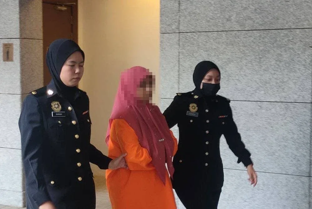 Suspek ketika dibwa ke Mahkamah Majistret Putrajaya pada Selasa.