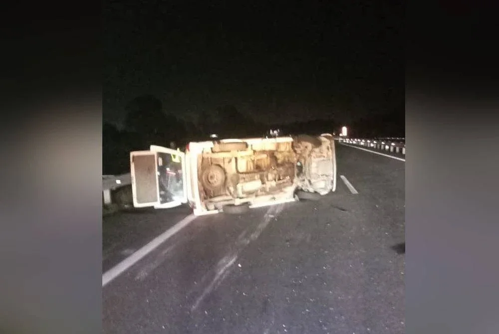 Keadaan van terbalik melintang jalan di lokasi kejadian.