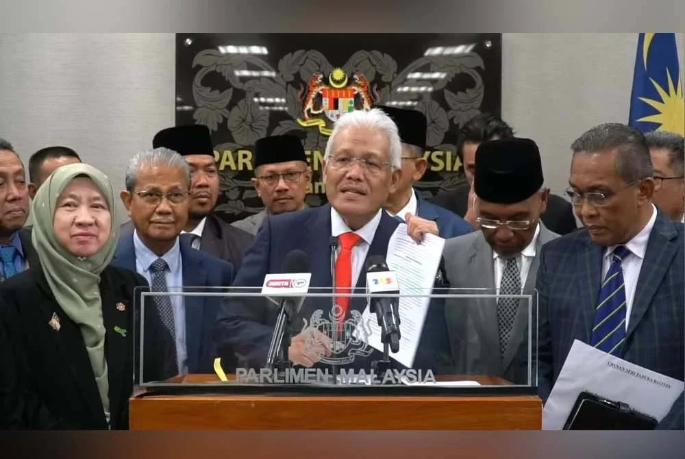 Hamzah (tengah) memberi penerangan pada sidang akhbar di Bangunan Parlimen pada Selasa.