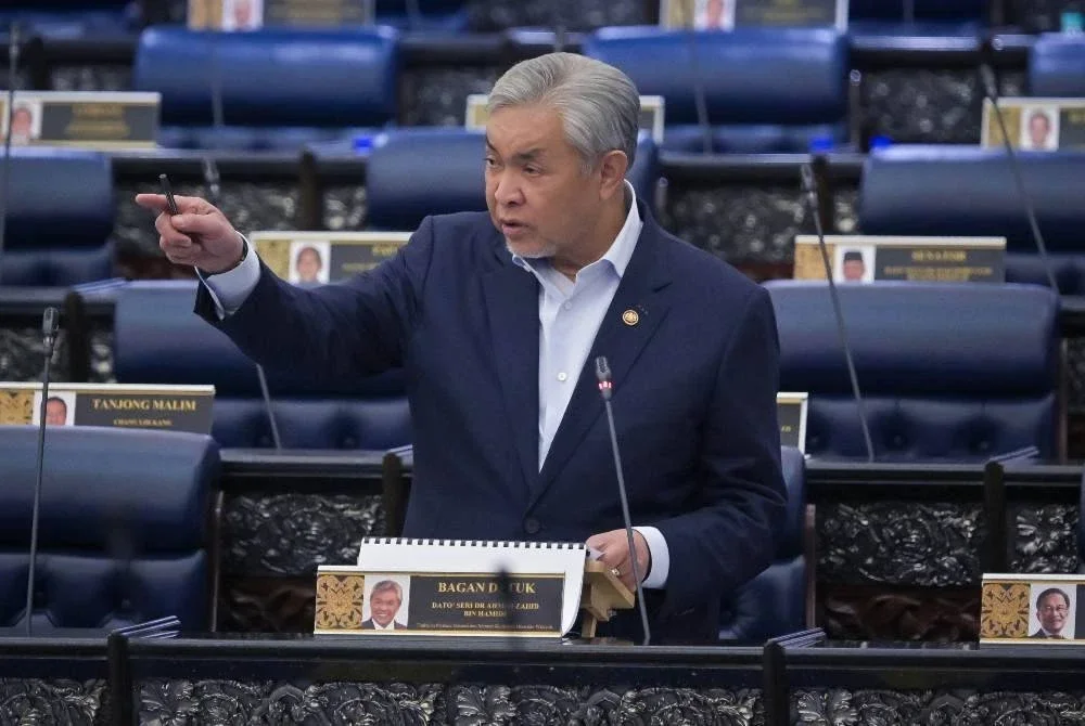 Timbalan Perdana Menteri Datuk Seri Dr Ahmad Zahid Hamidi yang juga Menteri Kemajuan Desa dan Wilayah ketika sesi penerangan pada Mesyuarat Ketiga Penggal Ketiga, Parlimen ke-15 Dewan Rakyat di Bangunan Parlimen pada Rabu. Foto Bernama. 