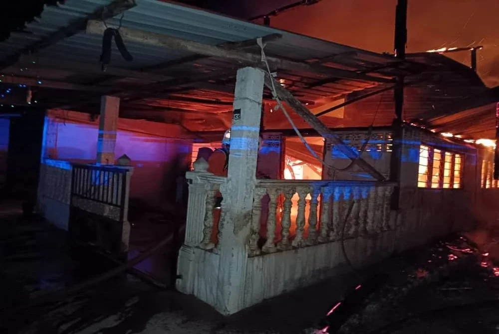 Kejadian dilaporkan berlaku jam 1.08 pagi selepas pihak polis menerima panggilan kecemasan mengenai kebakaran sebuah rumah kediaman di kampung berkenaan.
