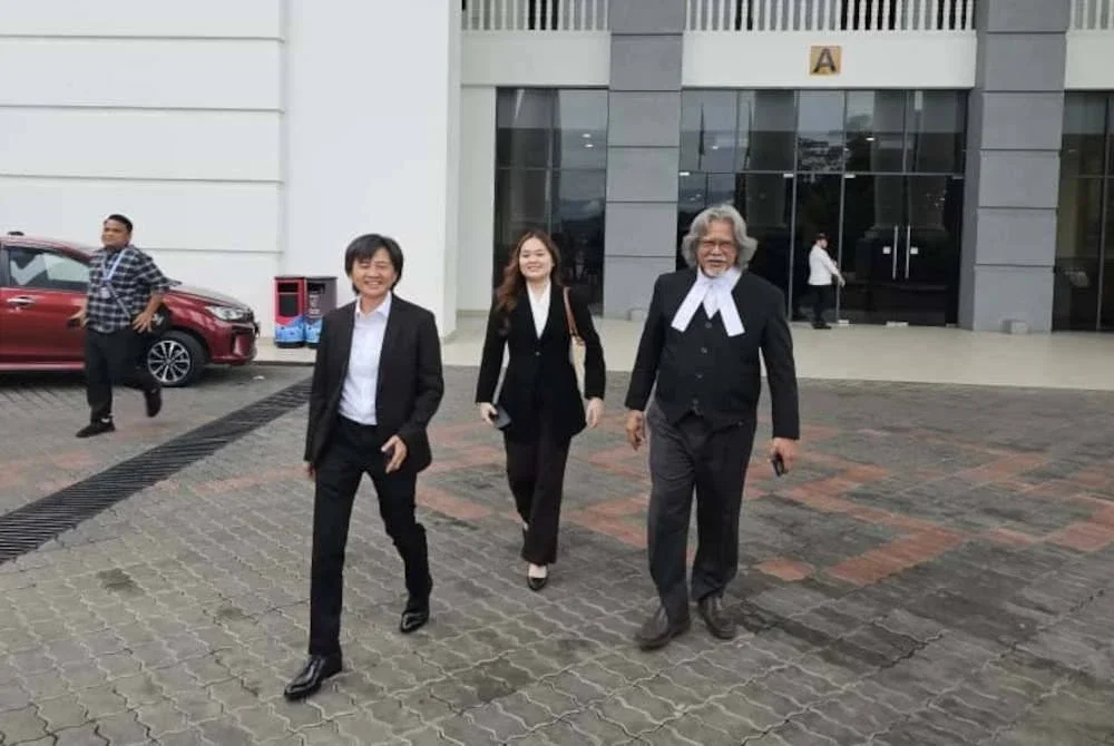 Pasukan peguam ketika ditemui pemberita di pekarangan Kompleks Mahkamah Kota Kinabalu pada Rabu.