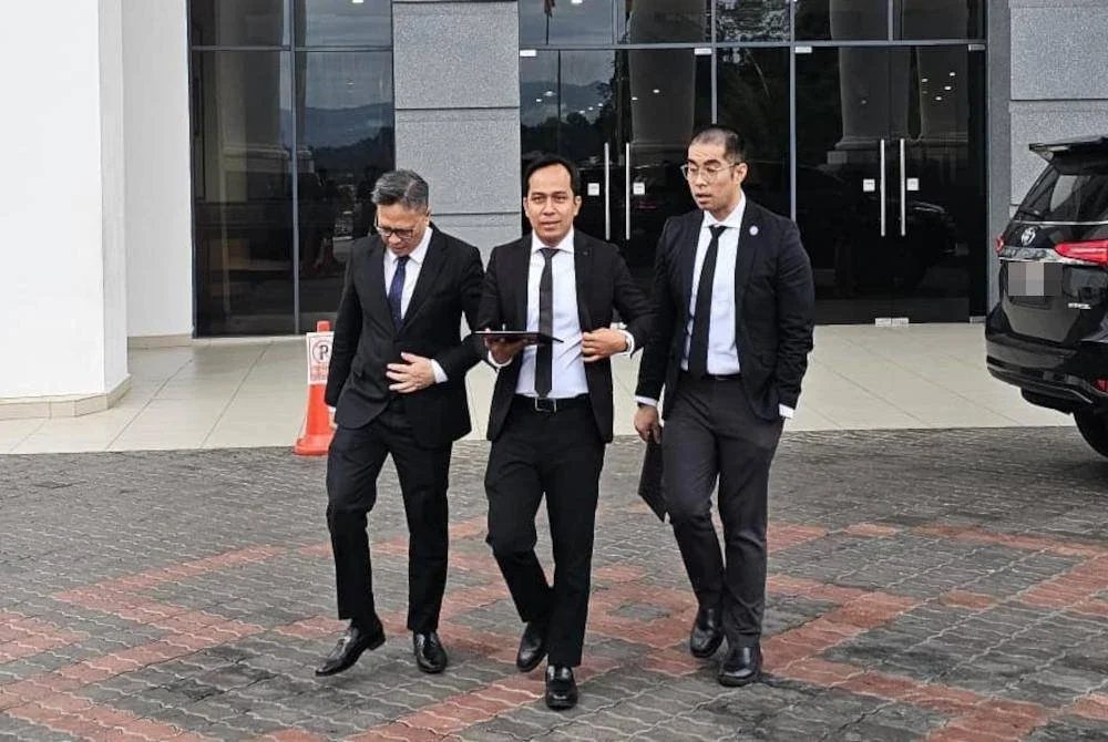 Pasukan peguam ketika ditemui pemberita di pekarangan Kompleks Mahkamah Kota Kinabalu pada Rabu.