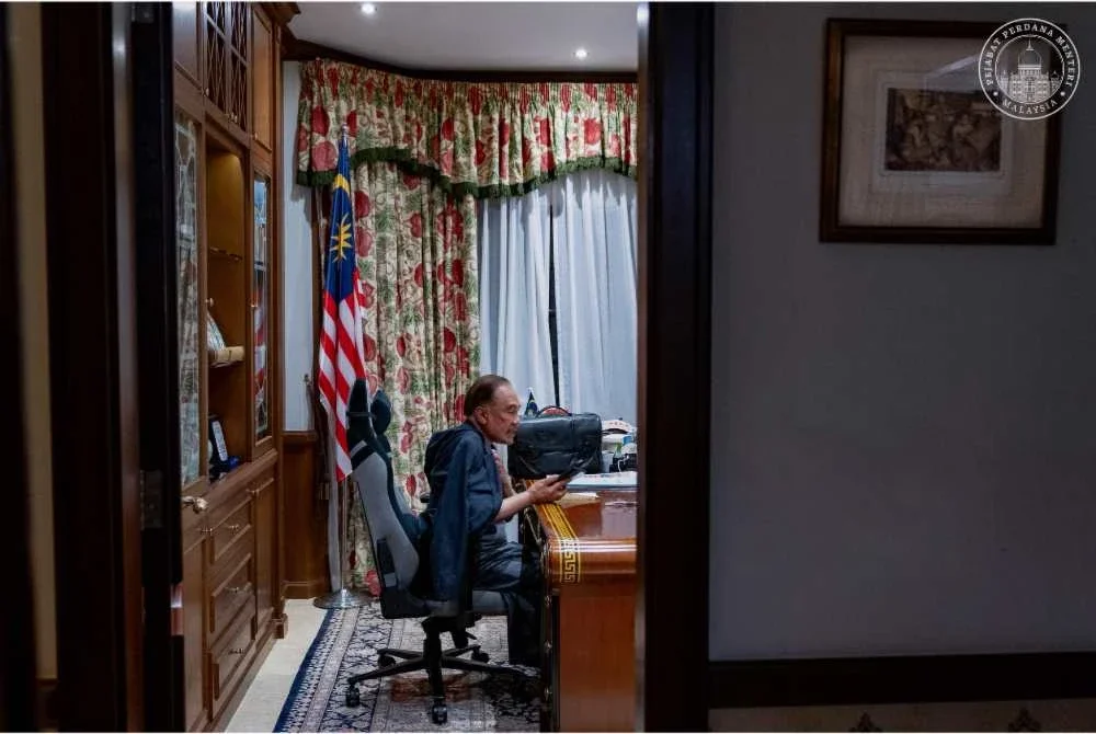 Anwar semasa menerima panggilan telefon Perdana Menteri Itali, Giorgia Meloni. Foto Pejabat Perdana Menteri