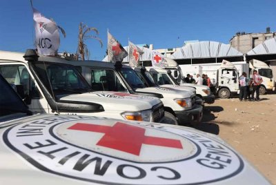Kenderaan Bulan Sabit Merah membawa mayat rakyat Palestin dari tahanan Israel ke Hospital Nasser, Khan Yunis, Gaza selatan. Foto AFP
