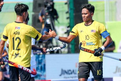 Skuad hoki 5s negara mengekalkan 17 pemain kecuali Akhimullah Anuar Esook (kanan) yang masih dalam proses rawatan. Foto Agensi