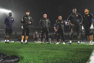 Gamel (dua kiri) mengingatkan pemainnya supaya tidak terlalu selesa dengan kelebihan dimiliki apabila berdepan Negeri Sembilan di Stadium MBPJ malam ini. FOTO: Selangor FC