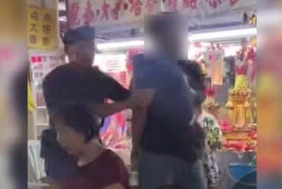 Anggota polis menahan lelaki berkenaan di sebuah rumah ibadat di Ampang pada Selasa