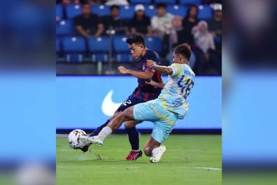 Arif Aiman diasak oleh pemain Penang FC ketika aksi suku akhir kedua Piala FA di Stadium Sultan Ibrahim di Iskandar Puteri pada Selasa. Foto: Johor Southern Tigers