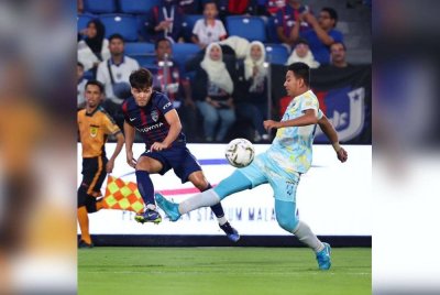 Antara aksi peamin yang dipamerkan oleh Penang FC ketika JDT di Stadium Sultan Ibrahim, Iskandar Puteri pada Selasa.